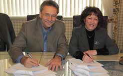 Signature de la convention collective des cols blancs à Chambly