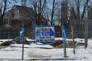 Une pancarte bien en vue sur la grille qui entoure le terrain de la défunte maison Boileau