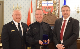 MM Stéphane Dumberry, directeur du Service d’incendie, Gaétan Chapados, pompier et Jean Roy, maire suppléant.