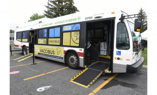 Le Vaccibus est une clinique de vaccination du CISSS de la Montérégie-Centre à bord d’un autobus du Réseau de transport de Longueuil (RTL)