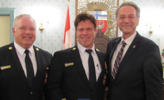 Le directeur du Service d&#039;incendie, monsieur Stéphane Dumberry, le pompier monsieur Réjean Vachon et le maire de Chambly monsieur Denis Lavoie