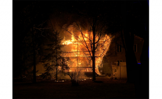 Le Service de sécurité incendie a combattu un incendie dans un triplex de la 13e avenue à Richelieu, mercredi matin (Photo : Marc-André Malepart)