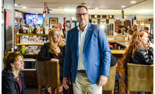 Jean-Fran&ccedil;ois Roberge, lors du rassemblement de la CAQ &agrave; Saint-Hubert lors de la soir&eacute;e &eacute;lectorale (Photo: Mathieu Tye)
