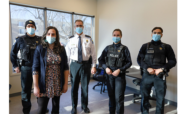 La mairesse de Chambly, Alexandra Labbé, a souligné l’ouverture du nouveau poste de relève en compagnie de Marco Carrier, directeur de la Régie intermunicipale de police Richelieu – Saint-Laurent et des policiers (Photo: courtoisie, Ville de Chambly)