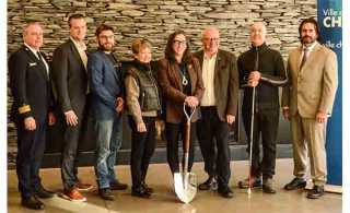 Le directeur du Service d’incendie de la Ville de Chambly Nicolas Drapeau, le directeur général de la Ville de Chambly Jean-François Auclair, les conseillers municipaux Colette Dubois et Justin Carey, la mairesse de Chambly Alexandra Labbé, le député de Saint-Jean et adjoint parlementaire de Jean-François Roberge, Louis Lemieux, le conseiller municipal Serge Savoie et le directeur général adjoint de la Ville de Chambly Alexandre Tremblay. (Photo: Mathieu Tye)