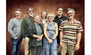 Les comédiens de la pièce, gauche à droite :  Jean-Alexandre Côté, Pierre Chainey, Hélène Michaud, Anne Charbonneau, Léa Guimond-Dupont, Martin Leduc et Frédéric Nadeau. (Photo: courtoisie)