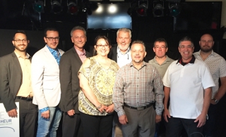 Sébastien Girard, du bureau du député Matthew Dubé, le maire de Chambly, Denis Lavoie et Pierre Carinal, président du Festival multiculturel de Chambly. Ils sont accompagnés du comité organisateur de l&#039;événement, tous des commerçants de Chambly.