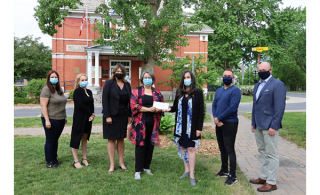 Lors de la remise du chèque de la Ville de Chambly à la Maison Simonne-Monet-Chartrand étaient présents (de gauche à droite) : Vanessa Fillion, agente de liaison Maison SMC, Stéphanie Morin, agente de développement Maison SMC, Marie-Josée Vaillancourt, secrétaire Maison SMC, Marie Michèle Nahas, présidente Maison SMC, Alexandra Labbé, mairesse, Carl Talbot, conseiller municipal et Mario Lambert, conseiller municipal (Photo: courtoisie, Ville de Chambly)