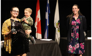 Chloé Parenteau Gallant accompagnée de la mairesse de Chambly, Alexandra Labbé (Photo: courtoisie, Ville de Chambly)