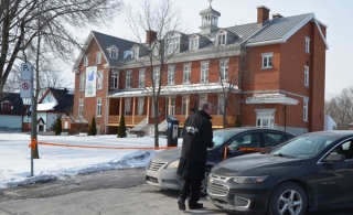 Les enquêteurs de l&#039;UPAC devant le centre administratif de Chambly.