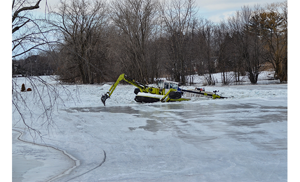 L&#039;excavatrice amphibie, communément appelée « la grenouille » en opération sur la rivière L&#039;Acadie (Photo: archives, Mathieu Tye)