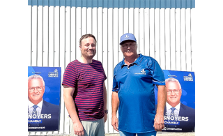 De gauche à droite: Monsieur Jean-Félix Racicot, candidat dans Borduas et Monsieur Daniel Desnoyers, candidat dans Chambly pour le Parti Conservateur du Québec (Photo: Marie-Ève Ducharme)