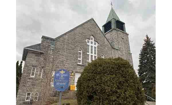 Plusieurs paroissiens se sont retrouvés pour une dernière fois à l’église Très-Saint-Cœur-de-Marie ce samedi. (Crédit Photo : Marc-Antoine Lessard)