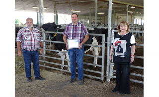 De gauche à droite : M. Jacques Ladouceur, préfet de la MRC de Rouville, M. Rémi Daignault, propriétaire de la Ferme P. et M. Daignaultet lauréat 2020 ainsi que Mme Jocelyne Deswarte, mairesse de Saint-Mathias-sur-Richelieu (Photo: courtoisie)