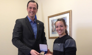 Jean-François Roberge remet la médaille de l’Assemblée nationale à Camille Leblanc-Bazinet