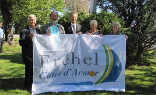 Monsieur Richard Nolet de l’Association Québec-France Chambly Vallée-du-Richelieu,  monsieur Jean-Pierre Gouranton, représentant de la Ville de Fréhel, Me Denis Lavoie, maire de Chambly, Madame Renée Richeux, représentante de la Commune de Plévenon et madame Monique Nolet.