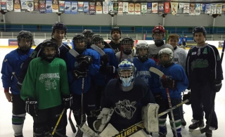 L’équipe junior Les Forts s’implique auprès des jeunes joueurs de hockey de Chambly