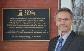 Une plaque commémorative à la mairie