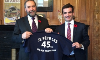 M. Thomas Mulcair, Chef de l’opposition officielle, et M. Matthew Dubé, député de Chambly-Borduas, avec le chandail soulignant les 45 ans de TVR9 Vallée-du-Richelieu.