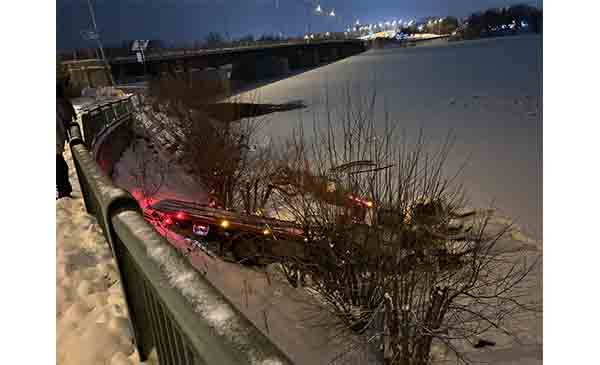 Une d&eacute;panneuse termine sa course dans la rivi&egrave;re Richelieu
