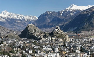 Sion au milieu des Alpes et des vignes