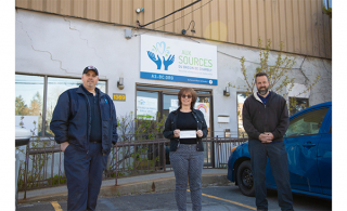 Maxime Poirier, Yolande Grenier et Benoit Binette lors de la remise du chèque (Photo: courtoisie, Ville de Chambly)