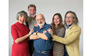 Photo de la troupe, de gauche à droite : Chantal Pinard, Pierre Chainey, Benoit Melançon, Nancy Robillard et Frédéric Nadeau. (Photo : courtoisie, Chantal Lacoste)