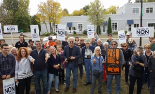 Des manifestants contre Énergie Est devant le bureau de Jean-François Roberge