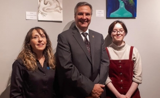 Sandra Bolduc, directrice générale de POSA/Source des Monts, Jean Roy, maire suppléant et Mackenzie Peak, artiste peintre qui expose présentement dans les locaux de l&#039;organisme..