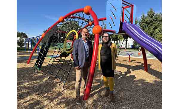 Le conseiller municipal Luc Ricard et la mairesse Alexandra Labbé prennent la pose dans le nouveau parc Laurent-Perreault (Photo: courtoisie, Ville de Chambly)