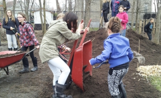 École Du Parchemin : plantation d’une platebande comestible