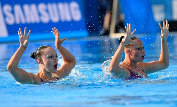 Jacqueline Simoneau et sa nouvelle équipière en duo de nage synchronisée, Claudia Holzner.